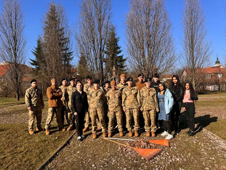 Hadisírgondozáson a Hősök temetőjében és a Hősök Emlékparkjában