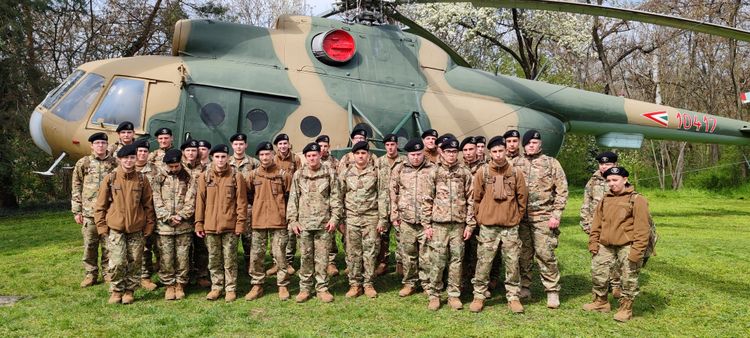 Kilencedikes kadétok csapatlátogatása az MH Kiss József 86. Helikopterdandárjánál