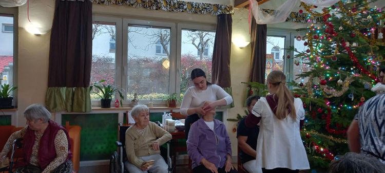 Karitatív tevékenység a noszvaji Kincses Sziget Szépkorúak Otthonában