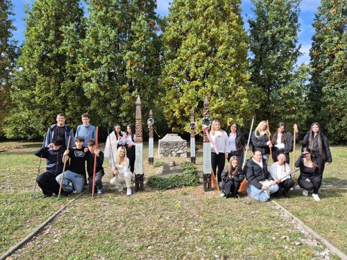 Hadisírgondozáson a Hősök temetőjében és a Hősök Emlékparkjában